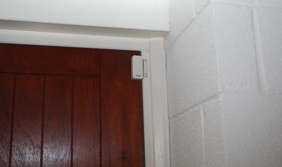 датчики могут быть предназначены для установки на металлические двери, на дерево или пластик.